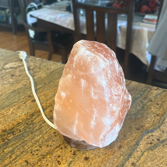 Himalayan salt lamp . Electric with bulb inside . - Picture 1 of 3